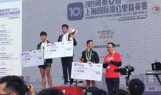 马拉松选手打翻水瓶